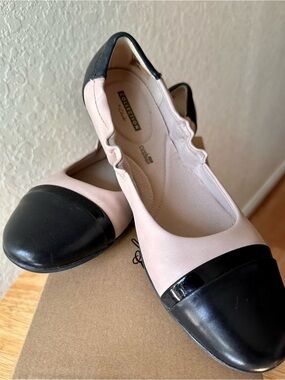 Clarks Black and Blush Cap-Toe Flats | Size 10M